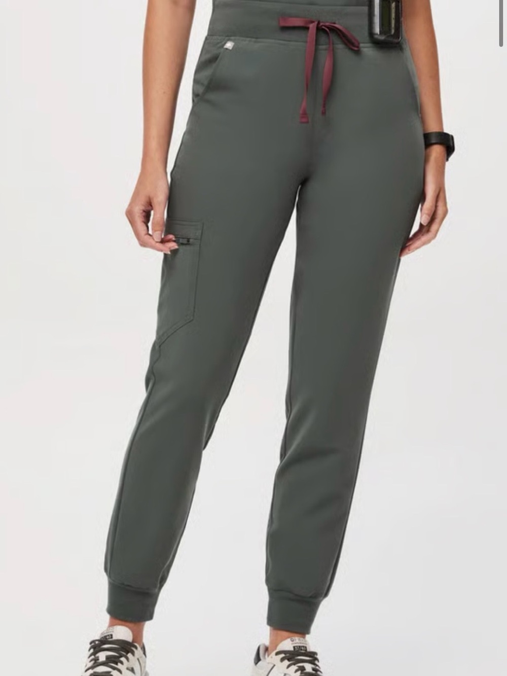 Figs Zamora High Waisted Jogger scrub pants in color bonsai size medium